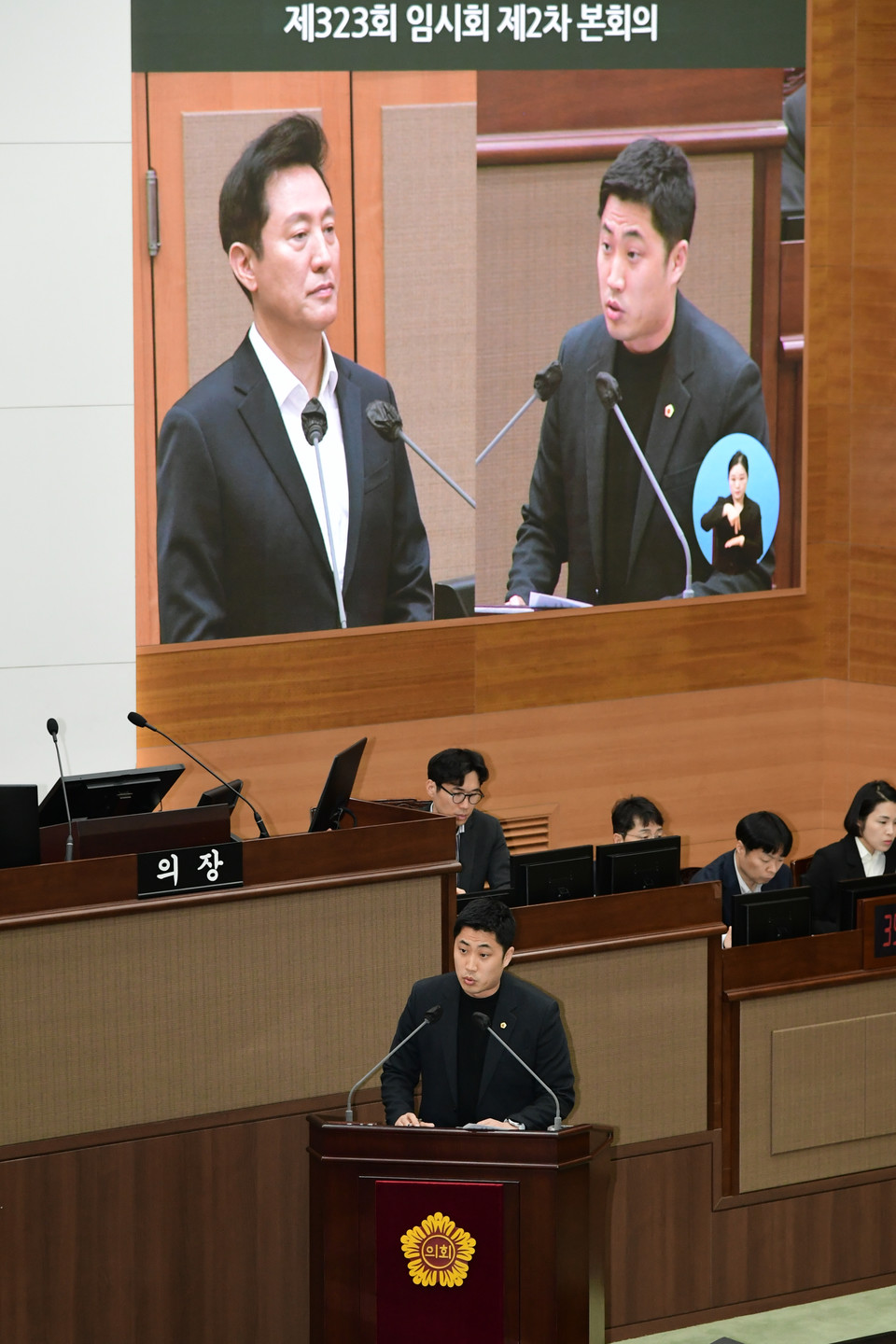 송경택 시의원이 오세훈 서울시장에게 질의하고 있다. 사진=서울시의회