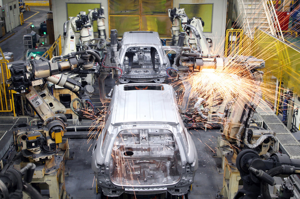 KGM 퍙택공장 차체 조립라인에서 로봇이 차체 용접을 하고 있다. 사진=KGM