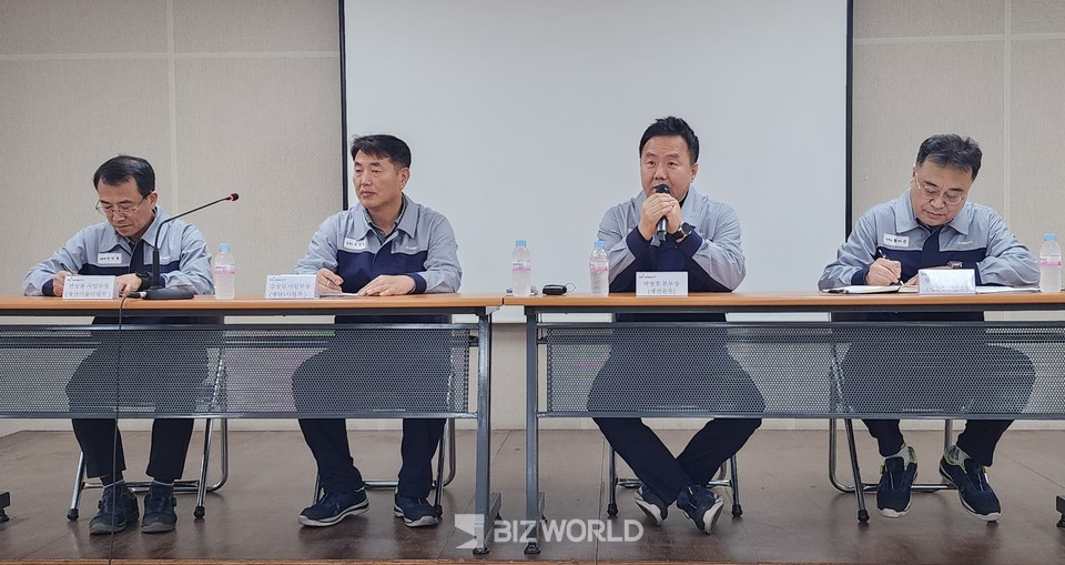 박장호 KGM 팽택공장 생산본부장이 기자의 질문에 답하고 있다. 사진=손진석 기자