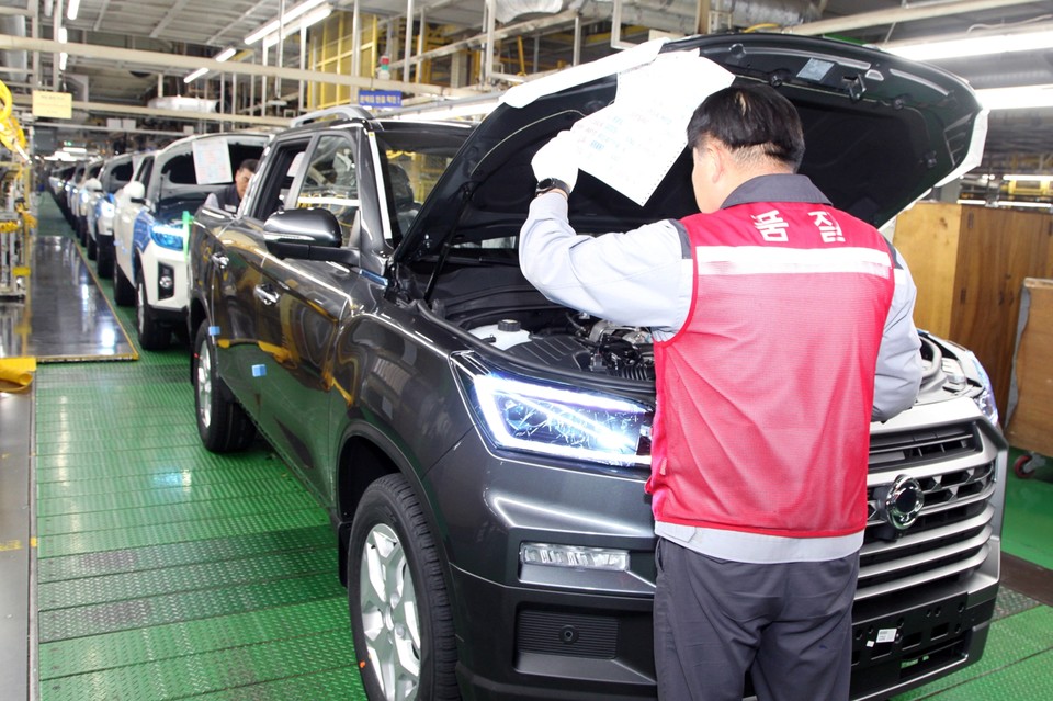 KGM 평택공장 조립라인에서 최종 차량조립상태를 점검하고 있다. 사진=KGM