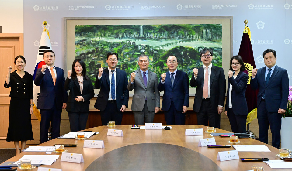 서울시의회 입법․법률고문 위촉식을 가지고 기념 사진을 촬영하고 있다. 사진=서울시의회