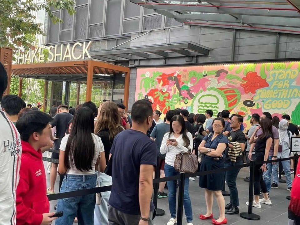 말레이시아 쿠알라룸프르에 위치한 쉐이크쉑 1호점 ‘디 익스체인지 TRX점’에 입장하기 위해 소비자들이 줄을 서서 기다리고 있다. 사진=SPC그룹