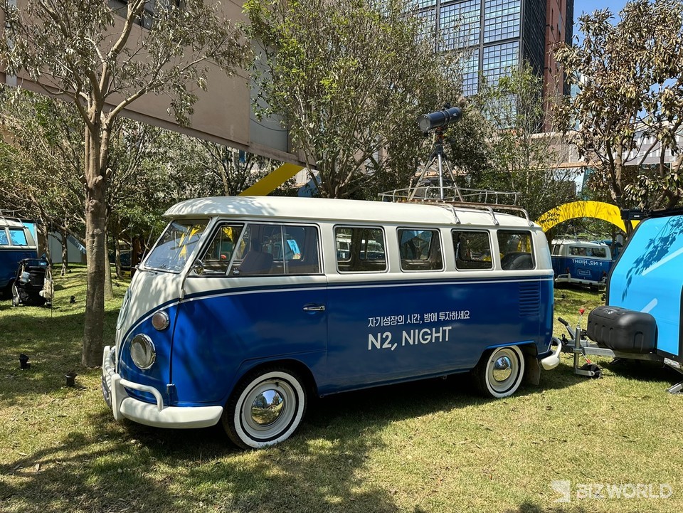 팝업 정면 'N2 파크'에 설치된 자동차 소품. 사진=최상규 기자