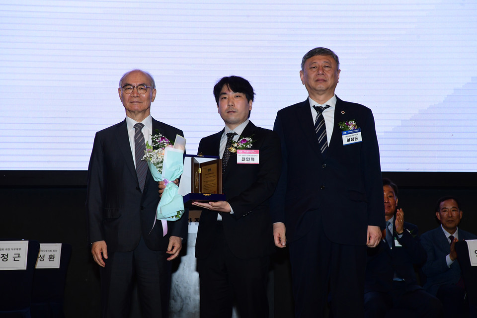 (왼쪽부터) 김동국 한세예스24문화재단 의당장학회 운영위원장, 최민혁 연세대학교 의과대학 교수, 이정근 대한의사협회 회장 직무대행이 의당학술상 시상식에서 기념 촬영을 하고 있다. 사진=한세예스24문화재단
