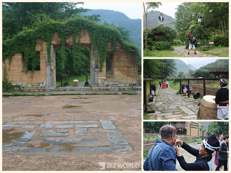 요족 마을 입구인 환영의 문(왼쪽)에 들어가기 위해 3가지 의식을 진행하고 있다. 사진=손진석 기자