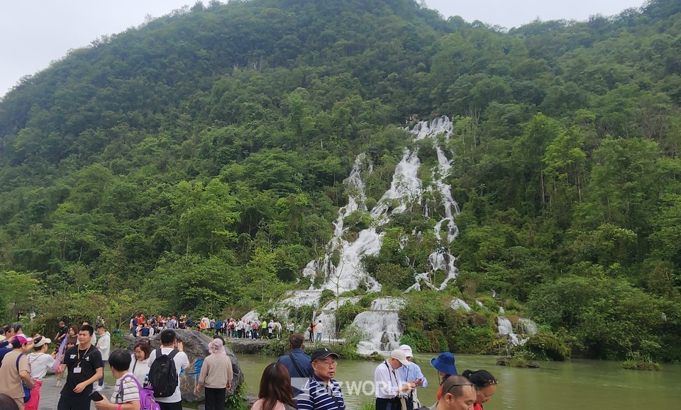 수풀이 우거진 산 위에서부터 내려오는 취곡폭포  전경. 사진=손진석 기자