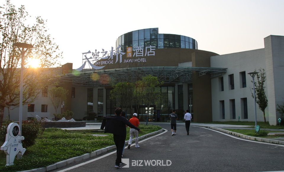 전망대가 있는 천상의 다리 휴게소 식당겸 호텔. 사진=손진석 기자