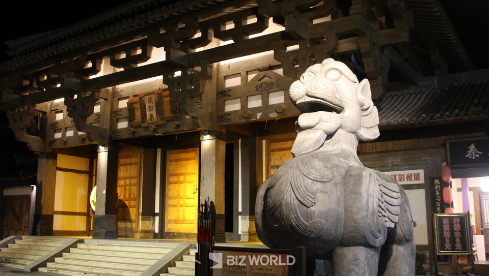 영화성 내 관청 입구 구조물. 사진=손진석 기자