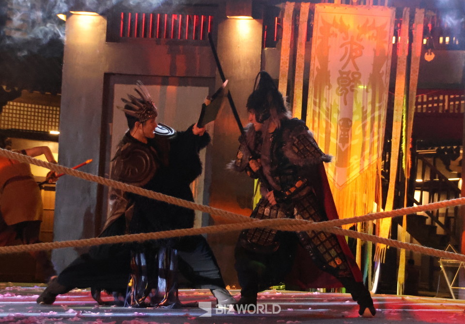 ]소수민족의 신화를 바탕으로 한 연극을 펼치고 있다. 사진=손진석 기자