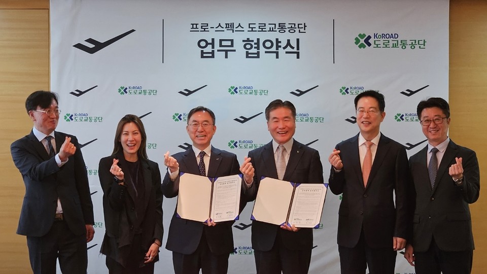 서범규 도로교통공단 이사장 직무대행(왼쪽에서 네 번째)과 문성준 ㈜LS네트웍스 대표이사(왼쪽에서 세 번쨰) 및 참석자들이 '교통안전 문화 확산을 위한 업무협약'을 체결하며 기념 촬영을 하고 있다. 사진=도로교통공단