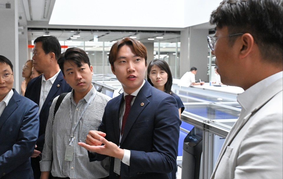 김규남 서울시의원이 네이버 방문해 설명을 듣고 있다. 사진=서울시의회