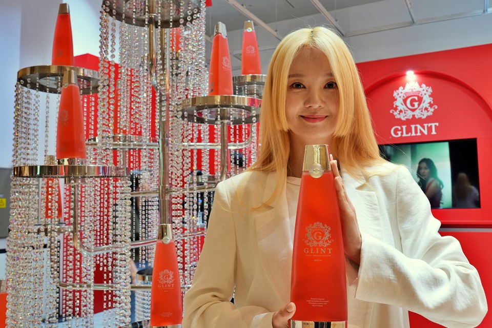 롯데백화점이 지난 9일부터 오는 5월 19일까지 서울 잠실 롯데월드몰 1층에서 '유통 업계 최초' 국내 프리미엄 리큐르 ‘글린트’ 팝업 행사를 한다고 11일 밝혔다. 사진=롯데백화점