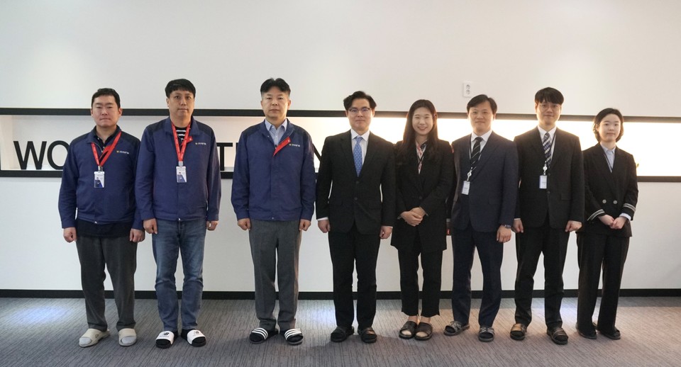 특허청은 지난 9일 오후 경기도 평택시에 위치한 이차전지 및 자동화 장비 제조기업인 ㈜우원기술 방문해 현장소통 간담회를 했다고 밝혔다. 목성호 산업재산정책국장(왼쪽에서 네 번째)이 간담회 후 관계자들과 기념촬영을 하고 있다. 사진=특허청