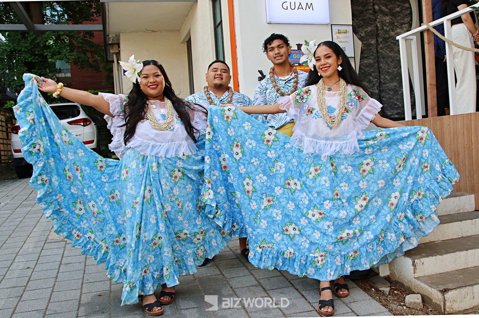괌 성수동 팝업 행사장을 찾는 관람객을 반겨주는 괌정부관광청 직원들. 사진=손진석 기자