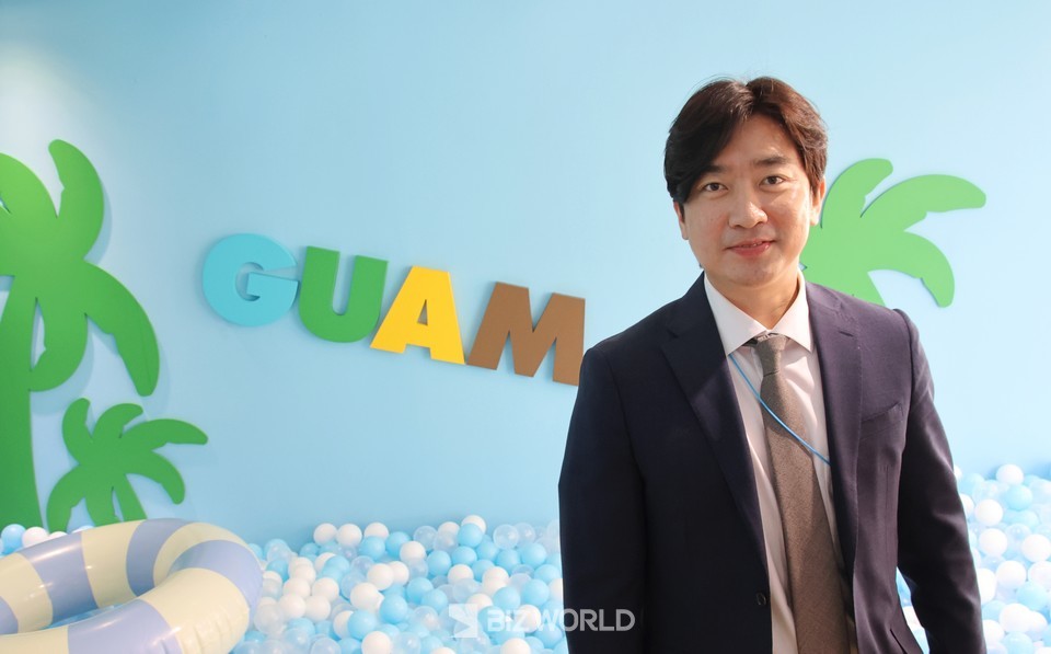 박지훈 괌정부관광청 한국지사장이 행사장을 찾아 관람객에게 괌에 대해 소개하고 있다. 사진=손진석 기자