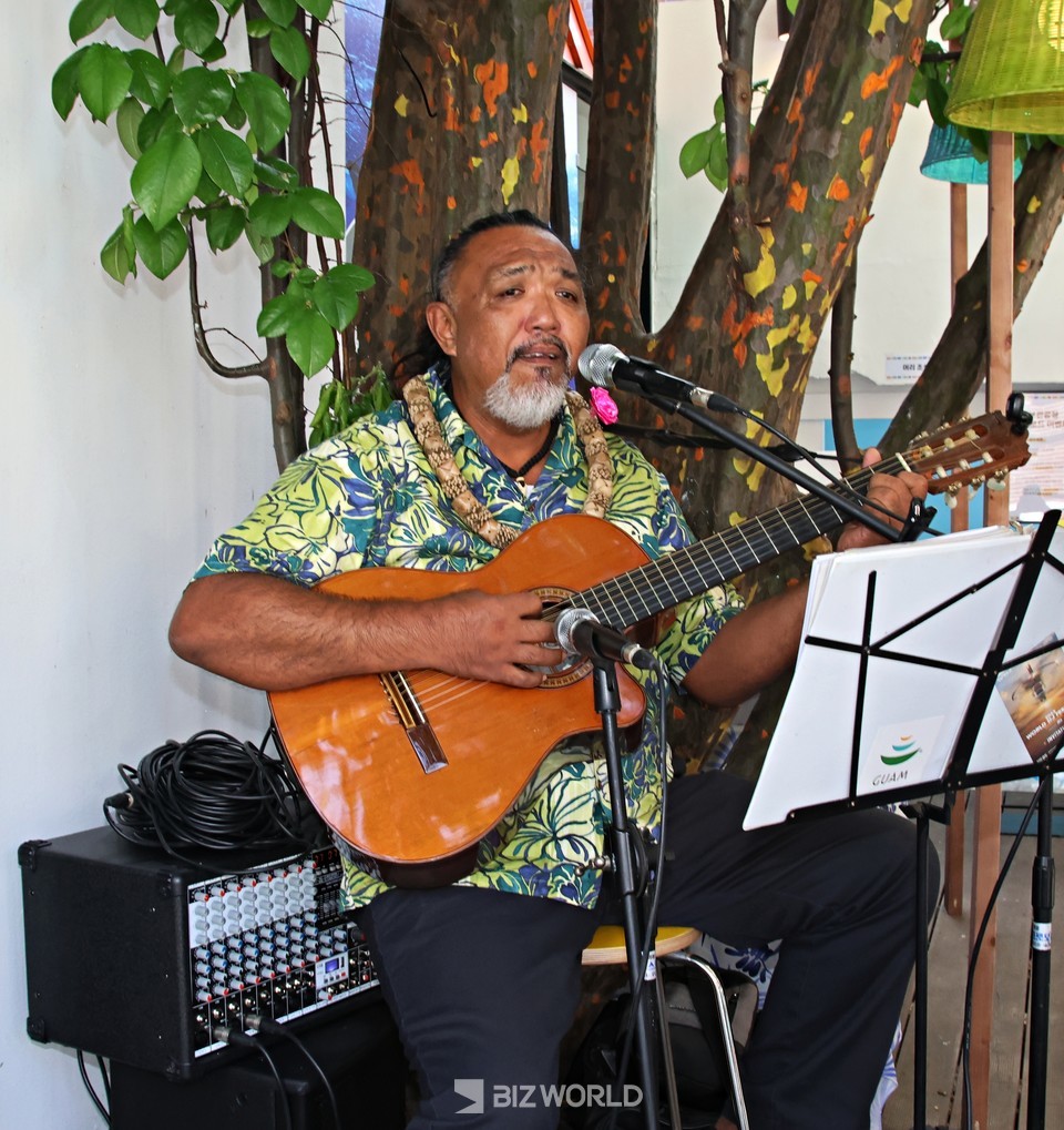괌 전통 음악을 연주하고 있는 현지 가수. 사진=손진석 기자