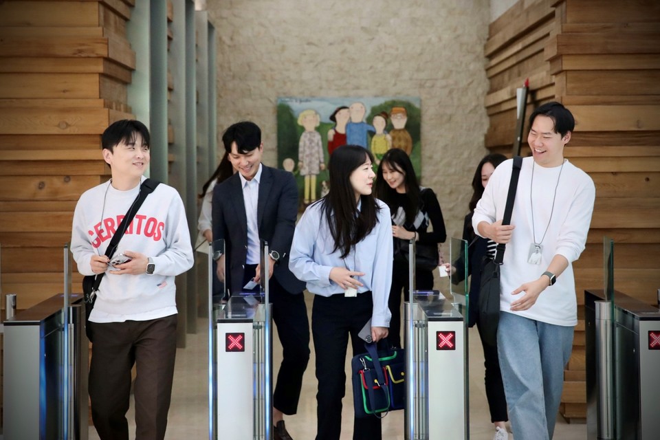 대명소노그룹 임직원들이 '소노 쉼데이' 맞아 퇴근 중인 모습. 사진=대명소노그룹 소노인터내셔널