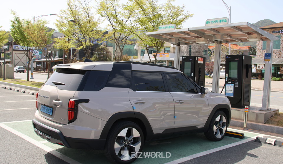 토레스 EVX가 의림지 박물관 충전소에서 충전을 하고 있다. 사진=손진석 기자
