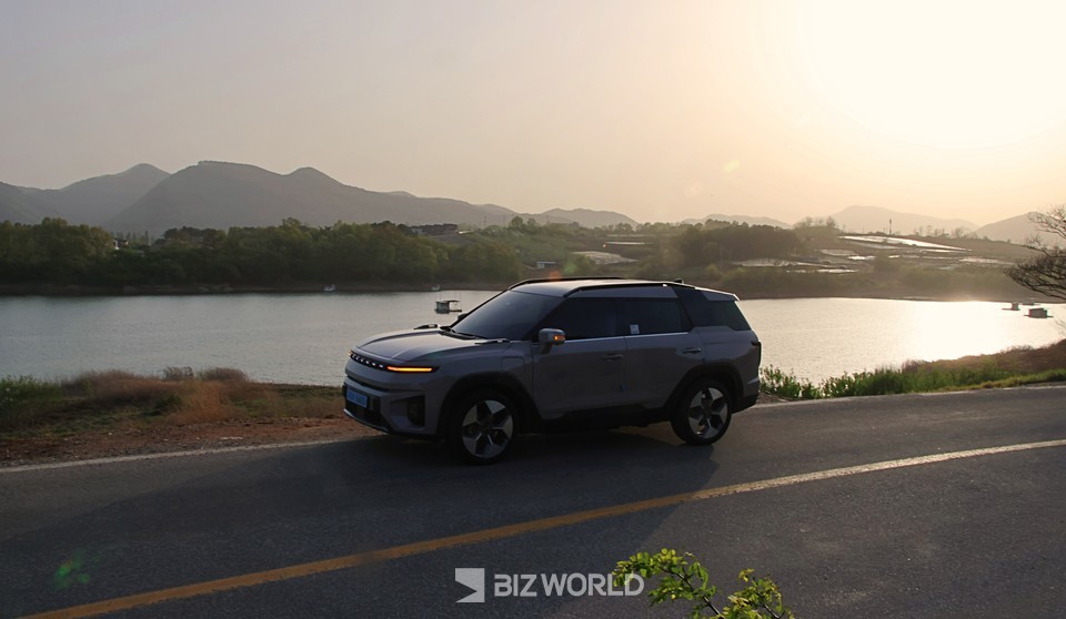 청풍호를 배경으로 촬영한 토레스 EVX. 사진=손진석 기자