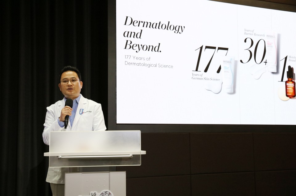 강내규 LG생활건강 CTO가 지난 17일 서울 LG사이언스파크에서 열린 피지오겔 브랜드 글로벌 컨퍼런스에 참석해 피지오겔의 헤리티지에 대해 설명하고 있다. 사진=LG생활건강