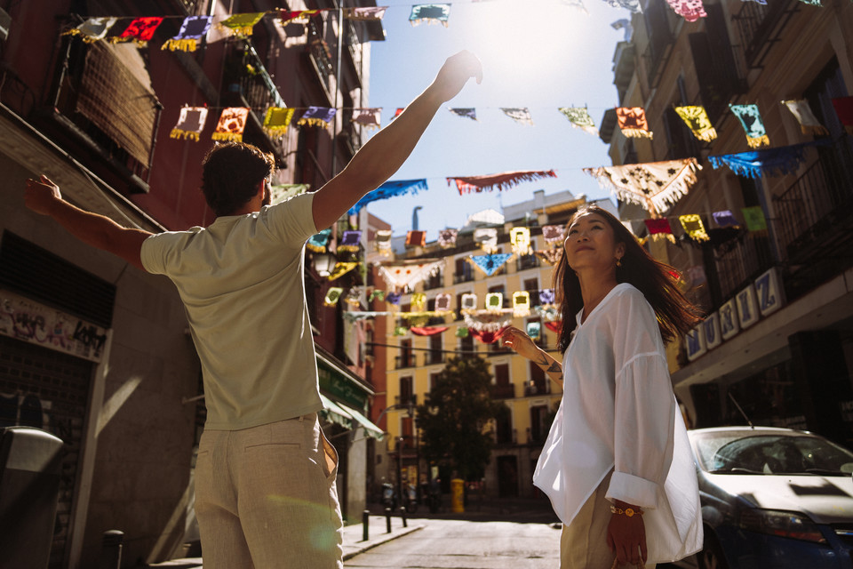 관광객이 다채로운 깃발과 마닐라 숄이 장식되어 있는 거리를 감상하고 있다. 사진=마드리드관광청 by IFEMA Madrid