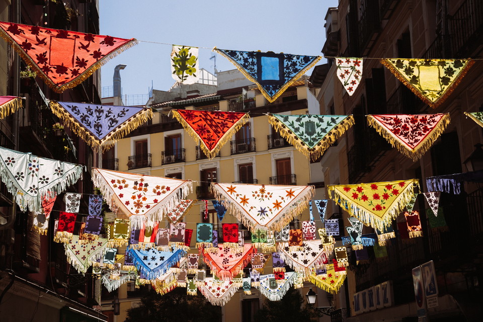 거리마다 장식되는 다채로운 깃발과 마닐라 숄. 사진=마드리드관광청 by IFEMA Madrid