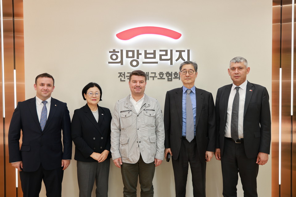 ·송필호 희망브리지 회장(오른쪽 두번째)와 희망브리지와 튀르키예 악사라이시 관계자들이 기념 사진을 촬영하고 있다. 사진=희망브리지