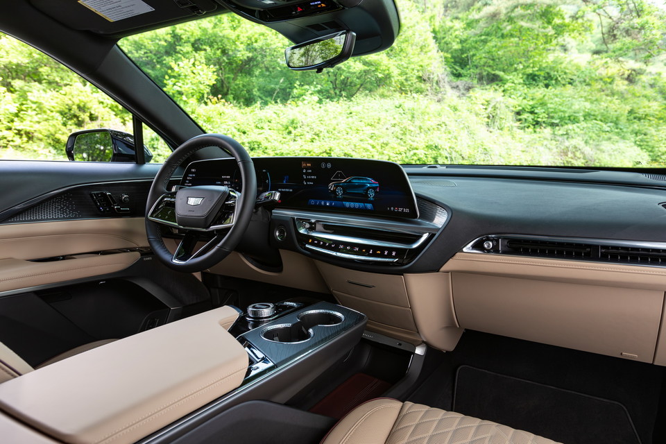 캐딜락 리릭 실내 센터페시아. 사진=캐딜락