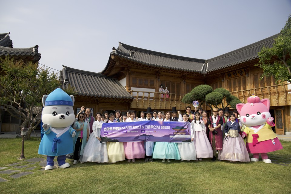 스마트관광도시 시민홍보단이 남원 광한루원에서 단체사진을 찍고있다. 사진=한국관광공사