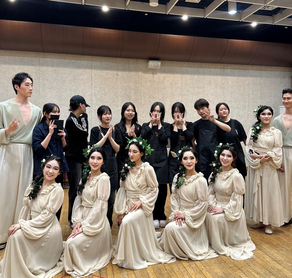 대구 KBS아트비전 미용학원 동성로캠퍼스는 지난 5월 17일부터 25일까지 대구 오페라하우스에서 공연된 오페라 ‘안드레아 셰니에’ 공연의 헤어와 메이크업 등을 지원했다고 27일 밝혔다. 사진=대구 KBS아트비전 미용학원 동성로캠퍼스