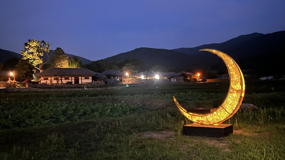 조명이 아산 외암마을 야경을 빛낸다. 사진=아산시