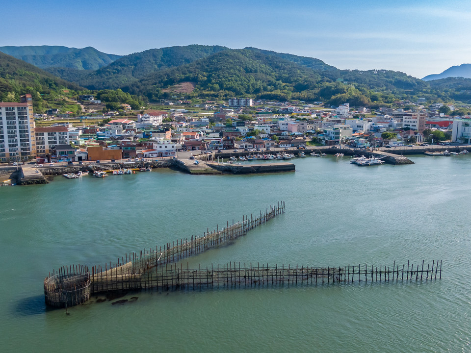 남해군 삼동면과 창선면 사이 지족해협, 마을 가까운 곳에 자리한 죽방렴. 사진=박산하