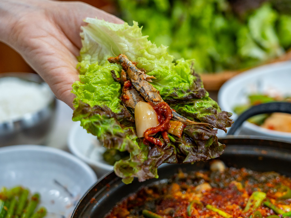 멸치 중 큰 크기에 속하는 대멸의 매력을 알 수 있는 멸치쌈밥. 사진=박산하