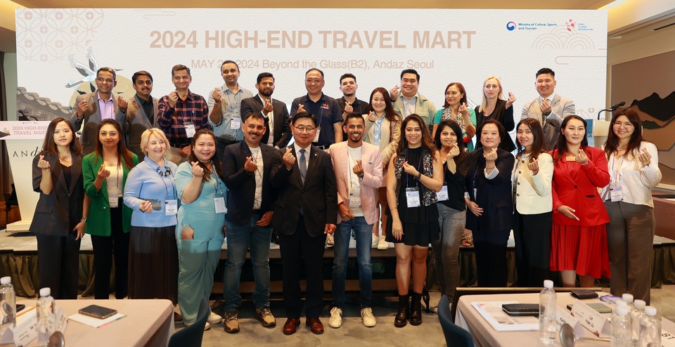 이학주 한국관광공사 국제관광본부장(가운데)과 2024 하이엔드 트래블마트에 참가한 '하이엔드 컨설턴트' 참가자들이 단체 사진을 촬영하고 있다. 사진=한국관광공사