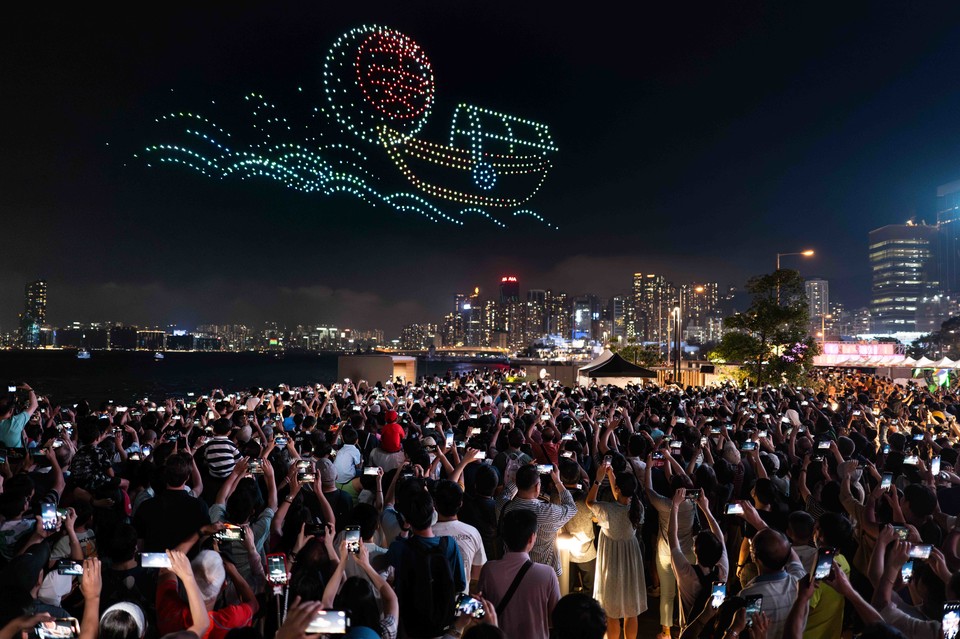 홍콩 빅토리아 하버를 배경으로 펼쳐지는 드론쇼를 관람하는 관광객들. 사진=홍콩관광청