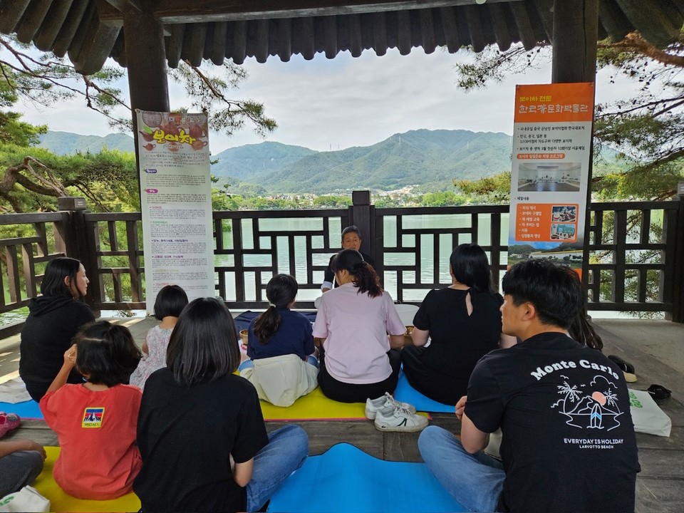 의림지 수문에서 누정 체험 프로그램 중 다례체험을 진행하고 있다. 사진=제천시 계획공모 관광사업단