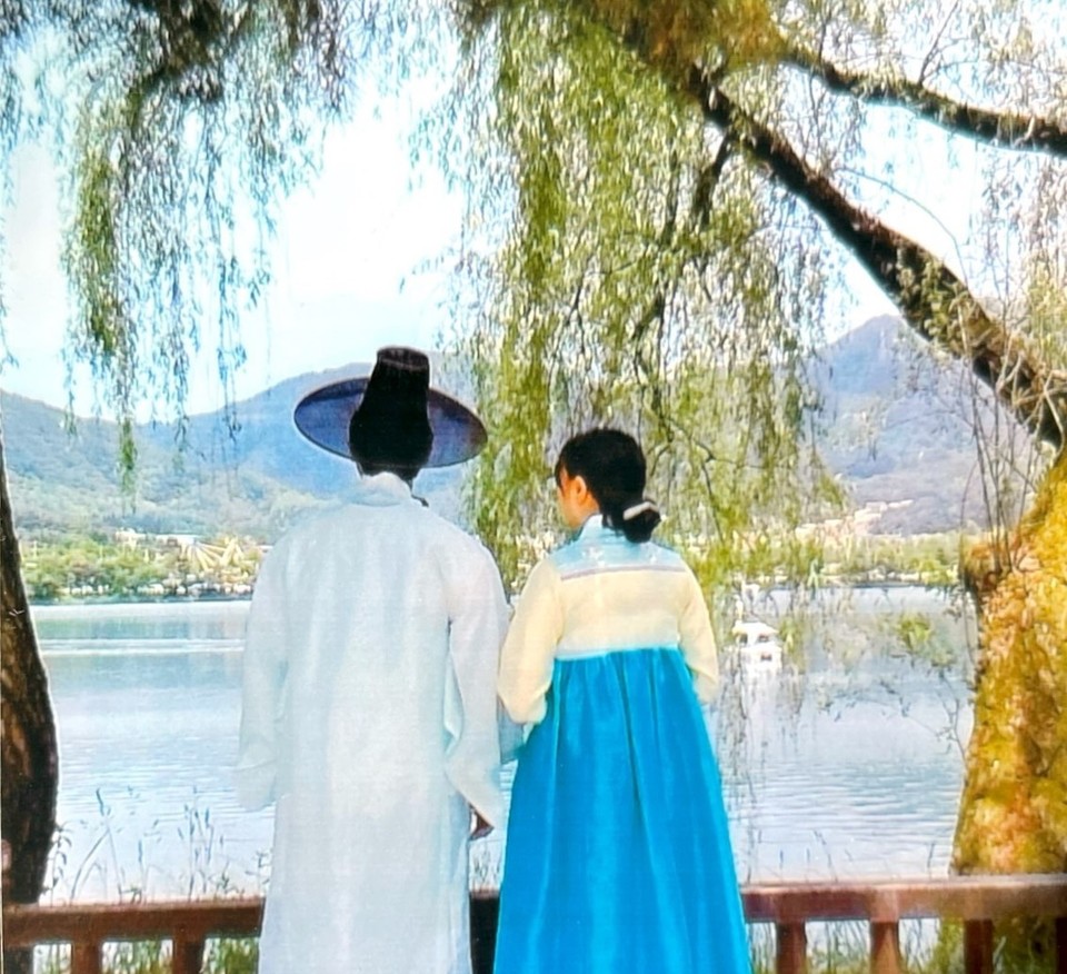 의림지 영호정에서 누정 체험 프로그램 중 전통한복 입기 체험을 하고 있다.  사진=제천시 계획공모 관광사업단