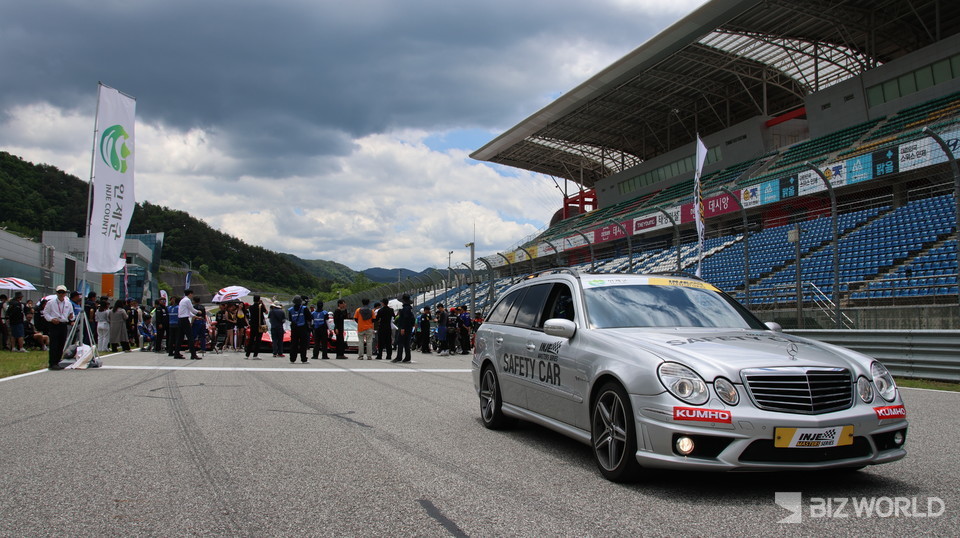 세이프카 뒤로 인제 마스터즈 그리드워크 참가자들이 드라이버들과 기념사진을 촬영하고 있다. 사진=손진석 기자