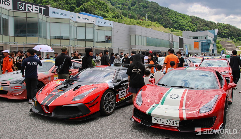 슈퍼카챌린지에 참가한 차량들이 그리드워크에서 정렬하고 있다. 사진=손진석 기자