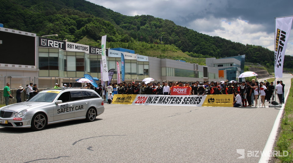 그리드워크 행사에서 경기 참가 선수들이 기념사진을 촬영하고 있다. 사진=손진석 기자