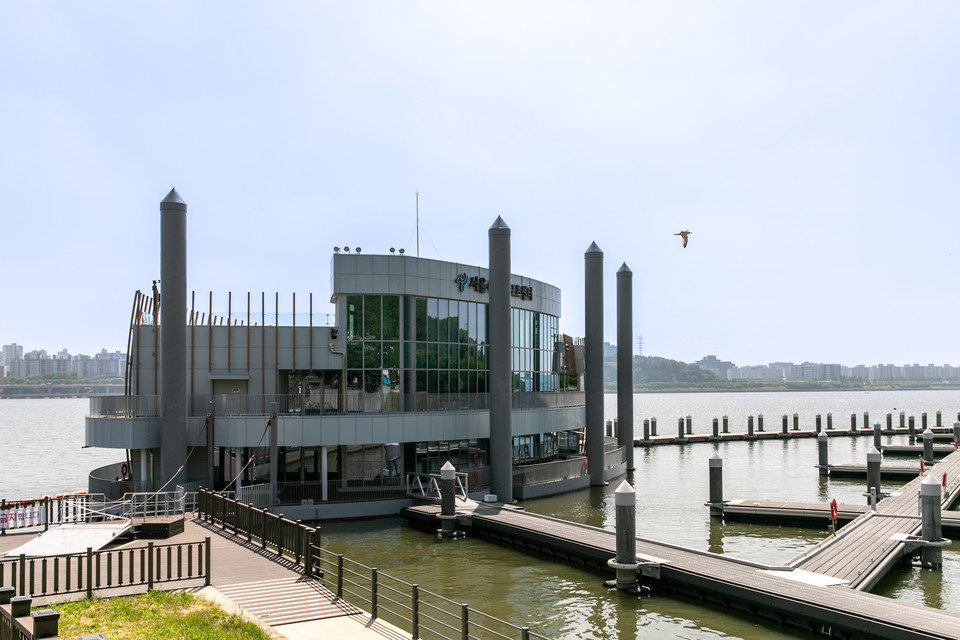 한강 망원지구에 위치한 서울수상레포츠센터 전경. 사진=서울관광재단