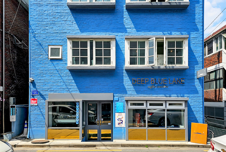 망원시장 인근에 위치한 카페 딥블루레이크. 사진=서울관광재단