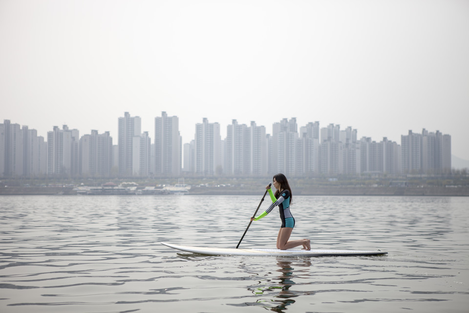 한 시민이 한강에서 패들보드를 체험하고 있다. 사진=서울관광재단