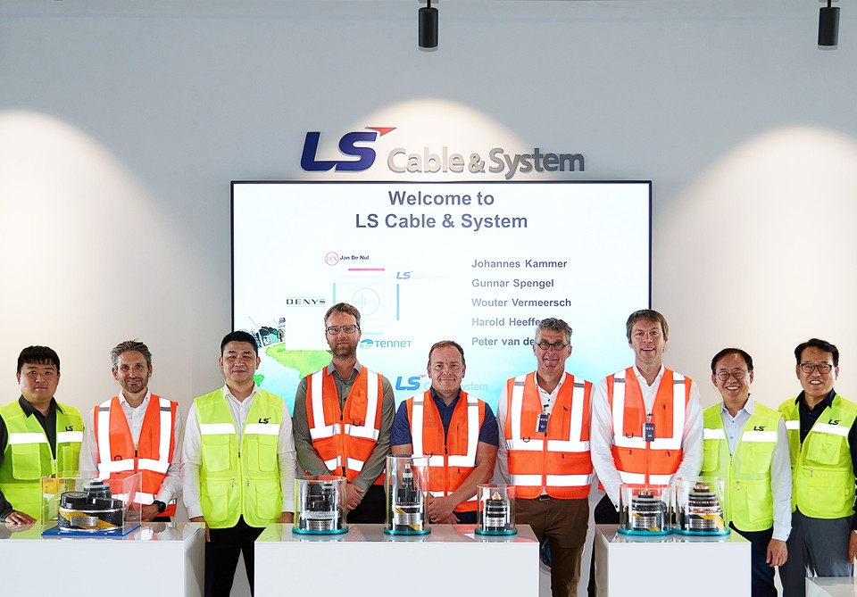 강원도 동해시 LS전선 동해사업장에서 열린 525kV HVDC 케이블 양산 기념행사에서 LS전선과 테네트 관계자들이 기념 촬영을 하고 있다. 사진=LS전선