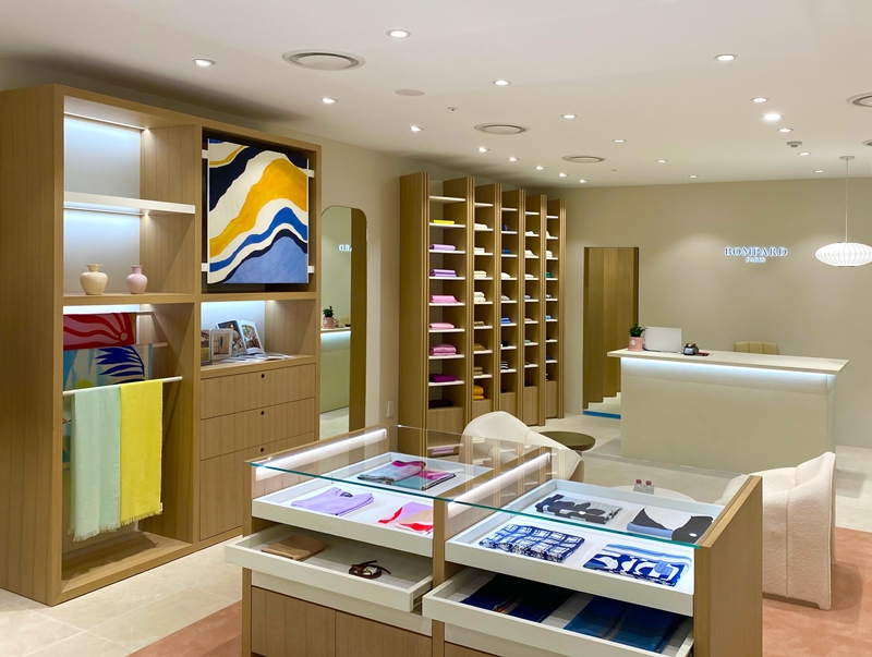 ㈜썸코리아가 자체 개발한 업사이클링 소재 '종이대리석(Paper Marble)'이 지난달 오픈한 ‘봉파르 파리(Bompard Paris)’ 현대백화점 중동점 매장의 제품 진열장 소재로 사용됐다고 밝혔다. 사진=썸코리아