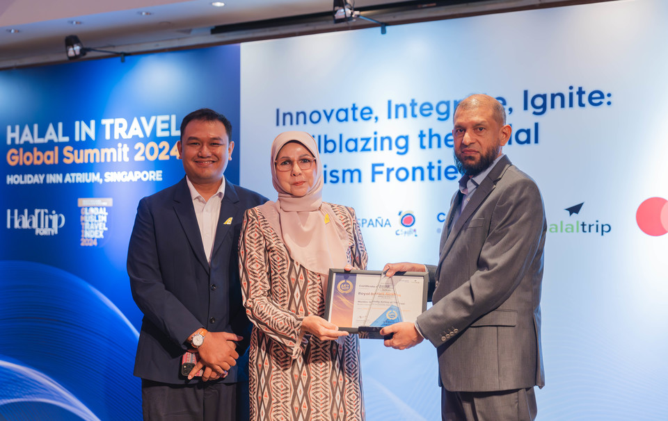 로열브루나이항공이 2024 할랄트래블어워즈에서 '올해의 무슬림 친화 항공사' 상을 수상하고 기념 사진을 촬영하고 있다. 사진=로열브루나이항공