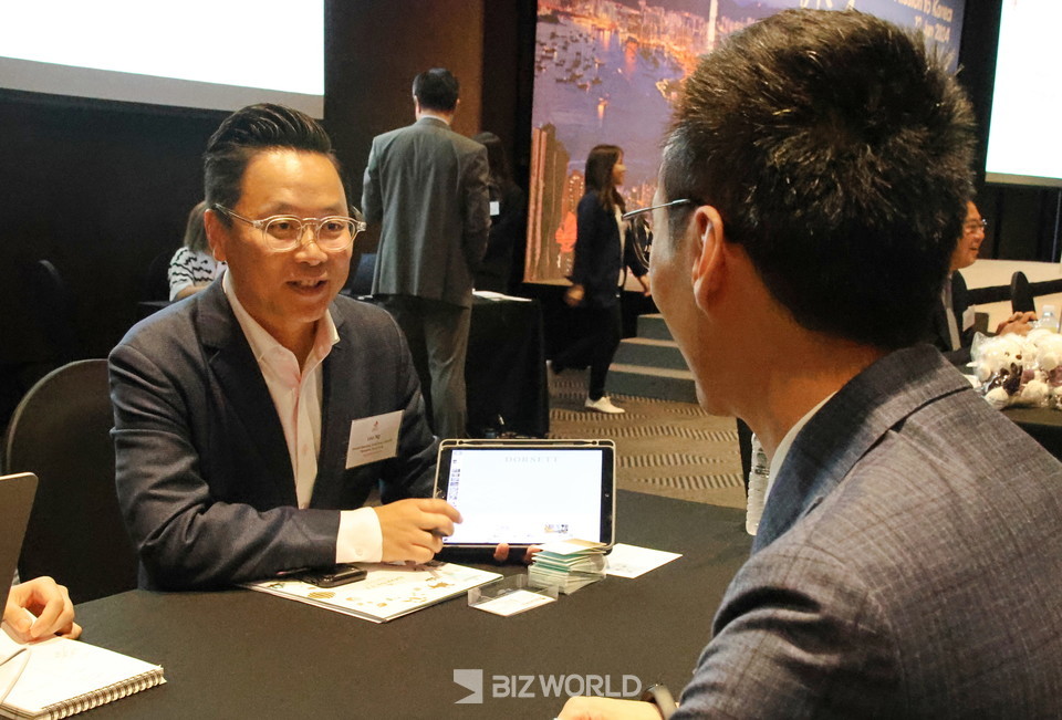 리오 옹 도르셋 완차이 호텔 지배인이 한국 기업 참가자와 상담을 하고 있다. 사진=손진석 기자
