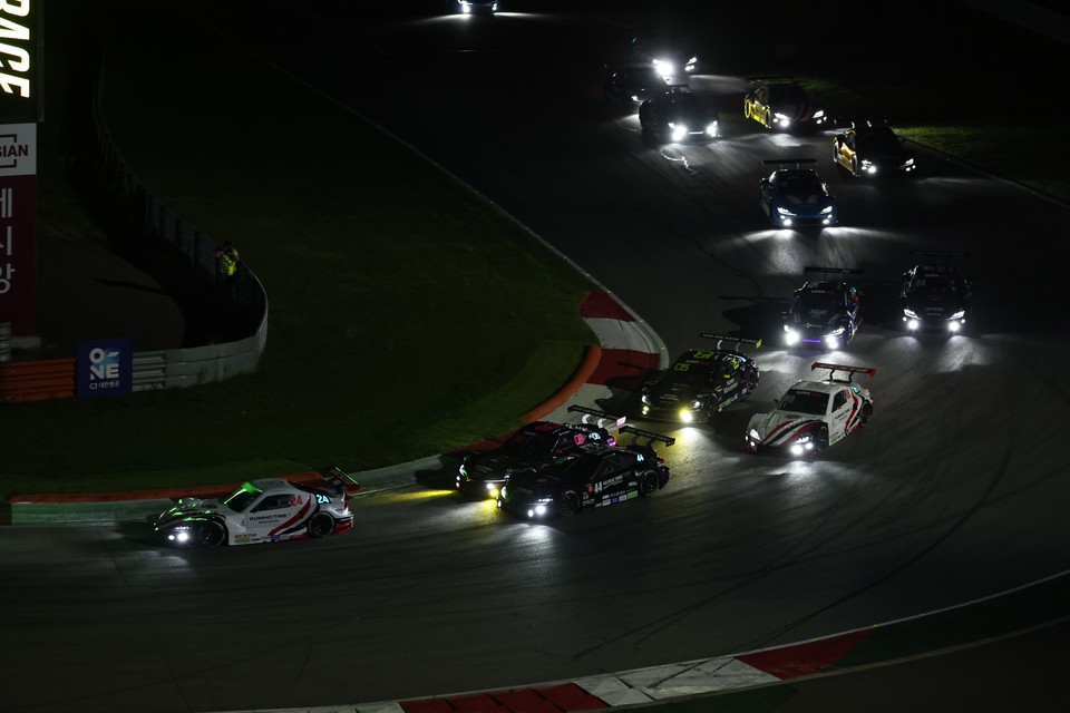 2023년 인제 슈퍼레이스 슈퍼6000 클래스 나이트 레이스 결승전 모습. 사진=손진석기자