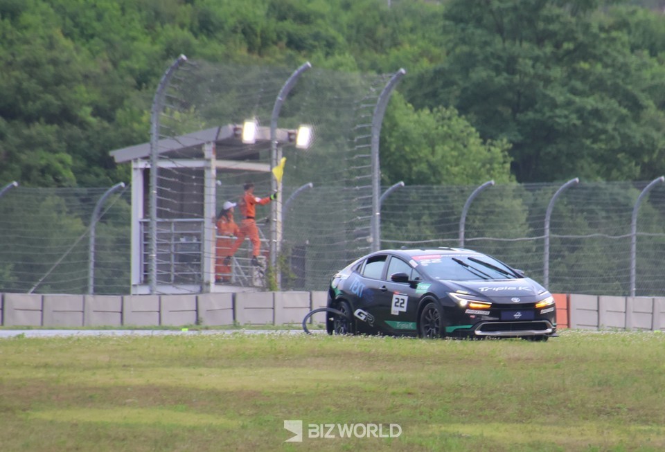 22번 박영근이 주행중 미끄러져 황색기 상황이 발생했다. 사진=손진석 기자