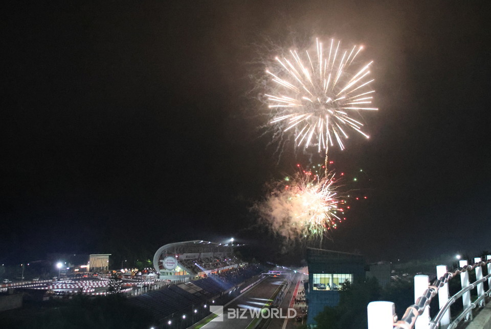 장현진 서누가 가장먼처 체커기를 받자 발사된 불꽃. 사진=손진석 기자